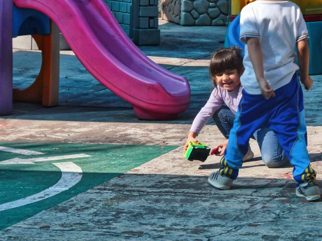 Niña en resbaladilla